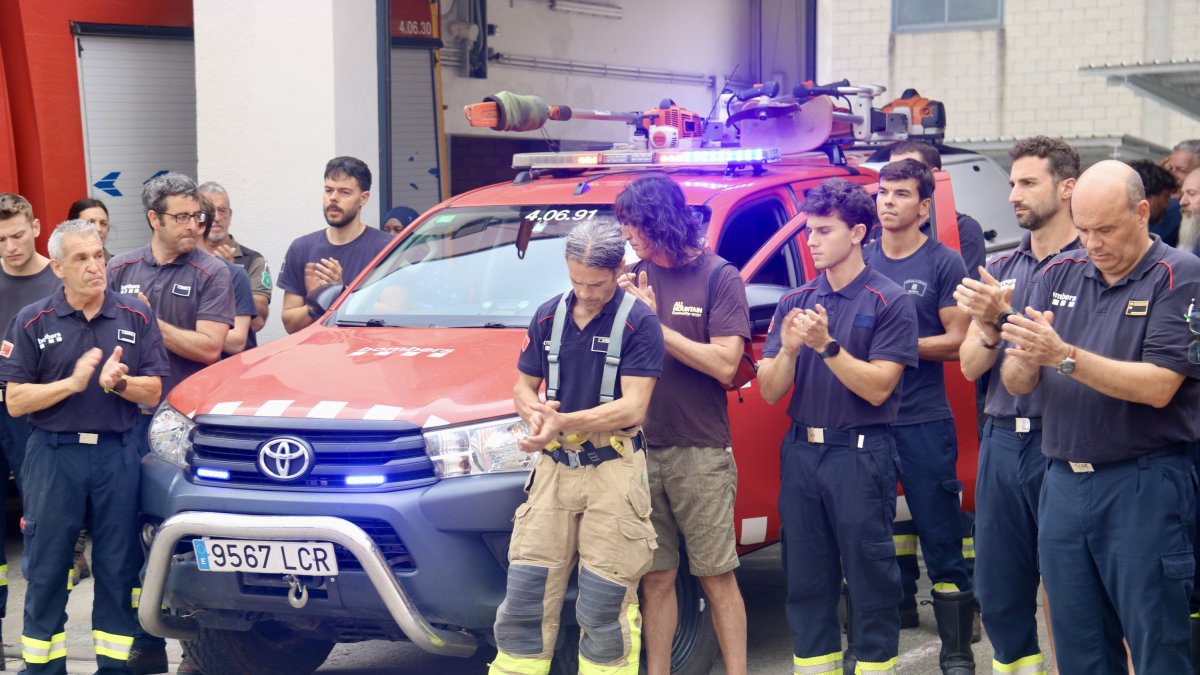 Minuto de silencio en el parque de Granollers por el bombero que ha perdido la vida en el incendio del Baix Ebre.