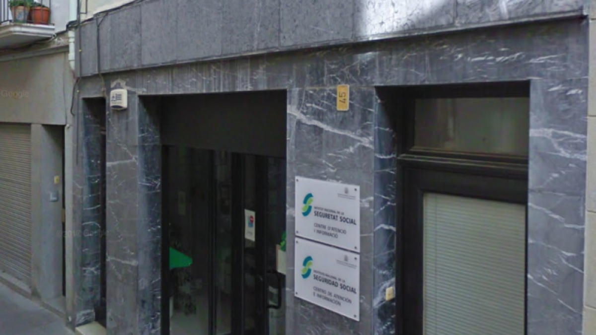 Exterior de la Oficina de la Seguridad Social de Móra d'Ebre.