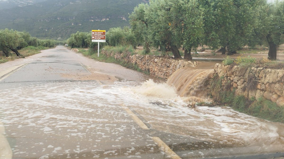 Imatge d'arxiu d'una acumulació d'aigua a la carretera Mas de Barberans