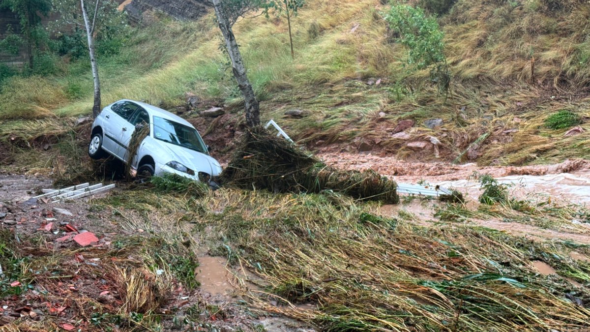 Un coche que el río Cardener ha arrastrado durante el temporal