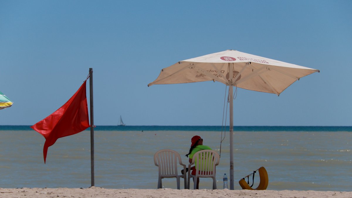 Playa con el baño prohibido señalizada con bandera roja