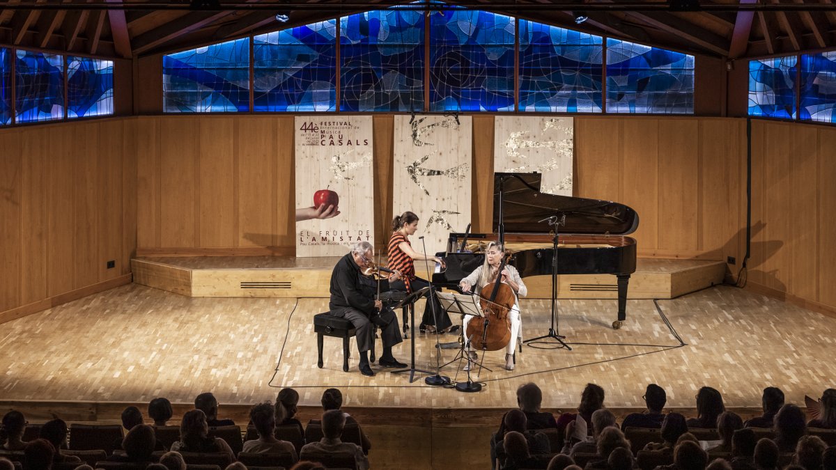 El violinista Jaime Laredo, la pianista Anna Polonsky y la violonchelista Sharon Robinson, durante la segunda parte del concierto en el Auditorio Pau Casals, interpretando el Trío 'Archiduque' de Beethoven.