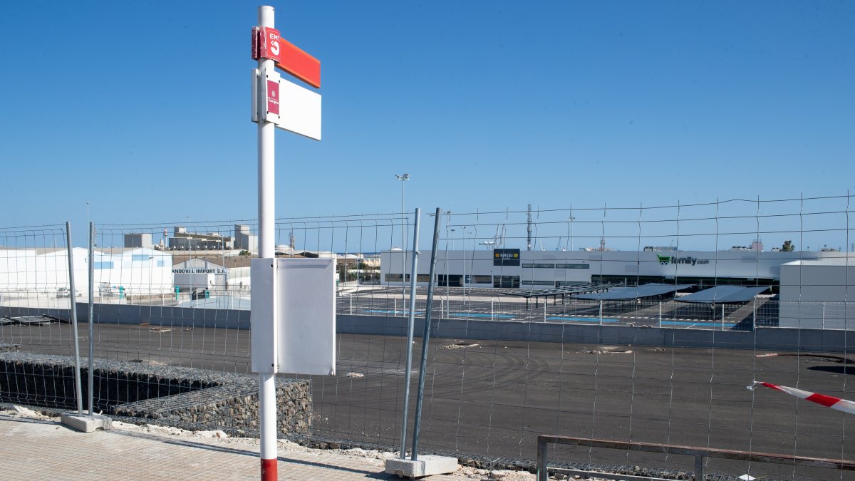 Uno de los requisitos era la implantación de una parada de bus delante del centro comercial