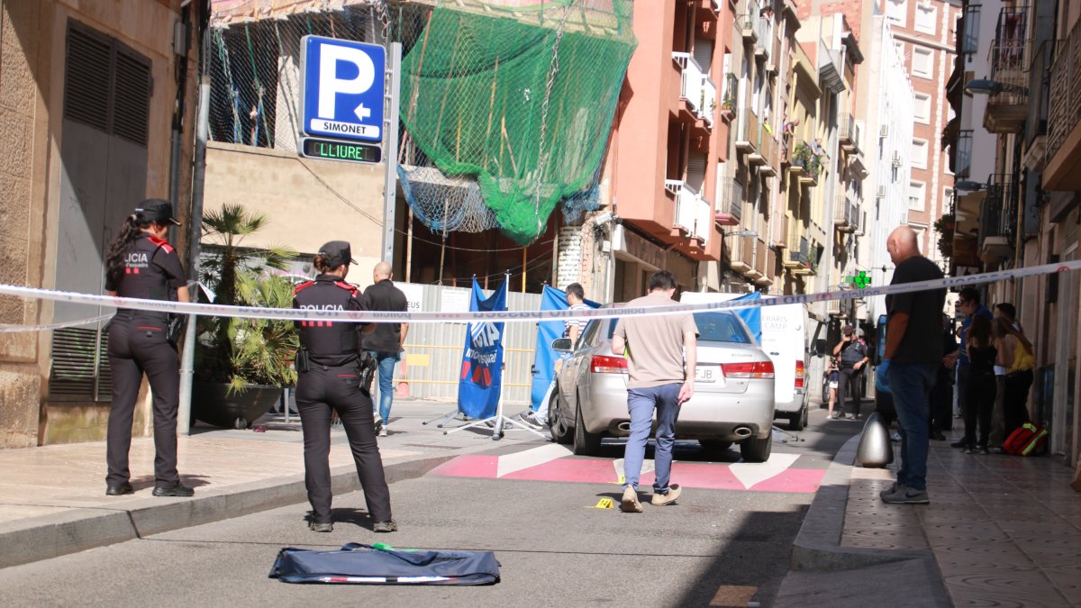 Agentes de los Mossos d'Esquadra investigando la muerte de un hombre en la calle de la Amargura de Reus.