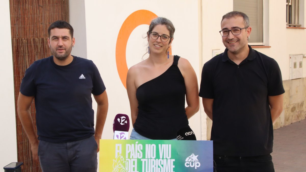 D'esquerra a dreta, Bernat Lavaquiol, membre del secretariat nacional de la CUP; Gemma Vendrell, membre de la CUP de Tarragona; i Toni Sacristán, regidor de la CUP de Torredembarra.