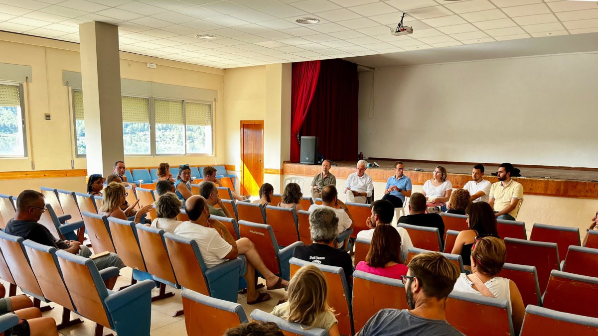 Els alcaldes afectats per l'incendi del Baix Ebre reunits a Paüls amb empresaris del sector turístic de la zona.