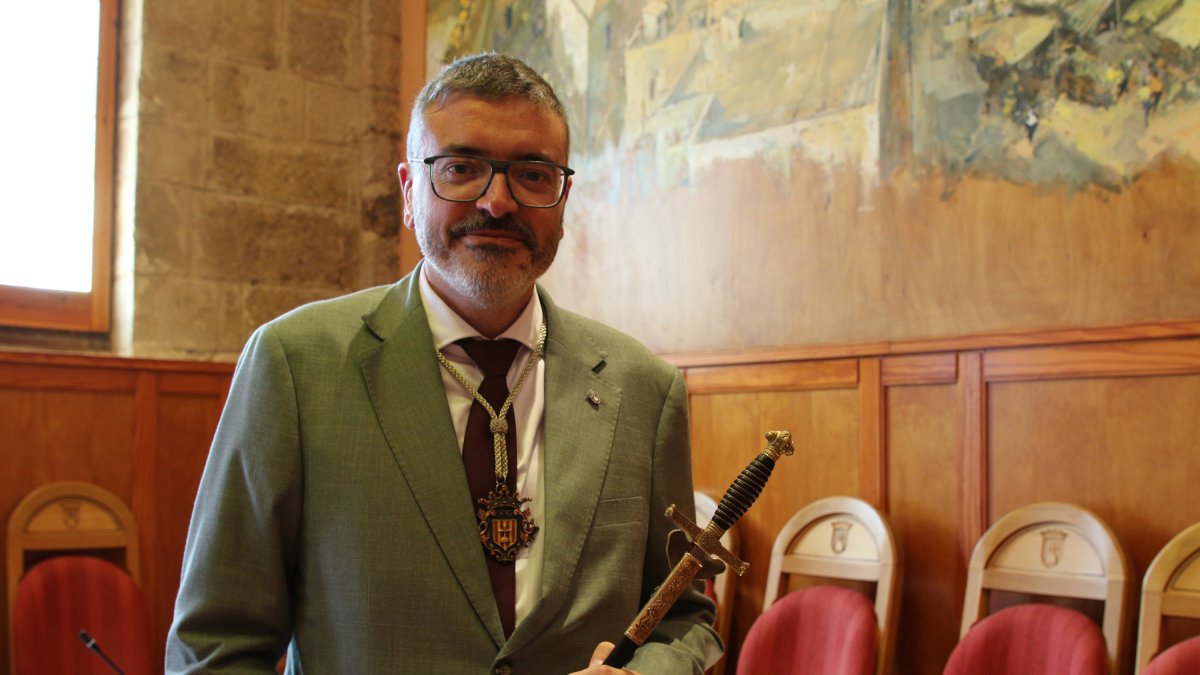 Marc Vinya sosteniendo la vara de alcalde de Montblanc durante su investidura.