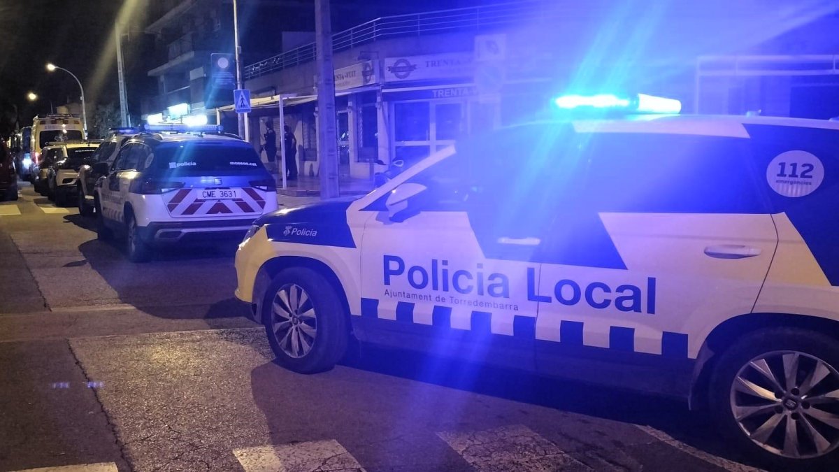 Un instante del dispositivo en un bar de la calle Tarragona de Torredembarra.