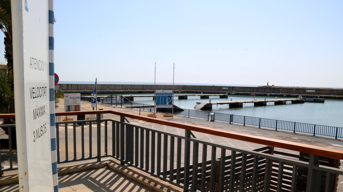 Port esportiu de les Cases d'Alcanar buit.