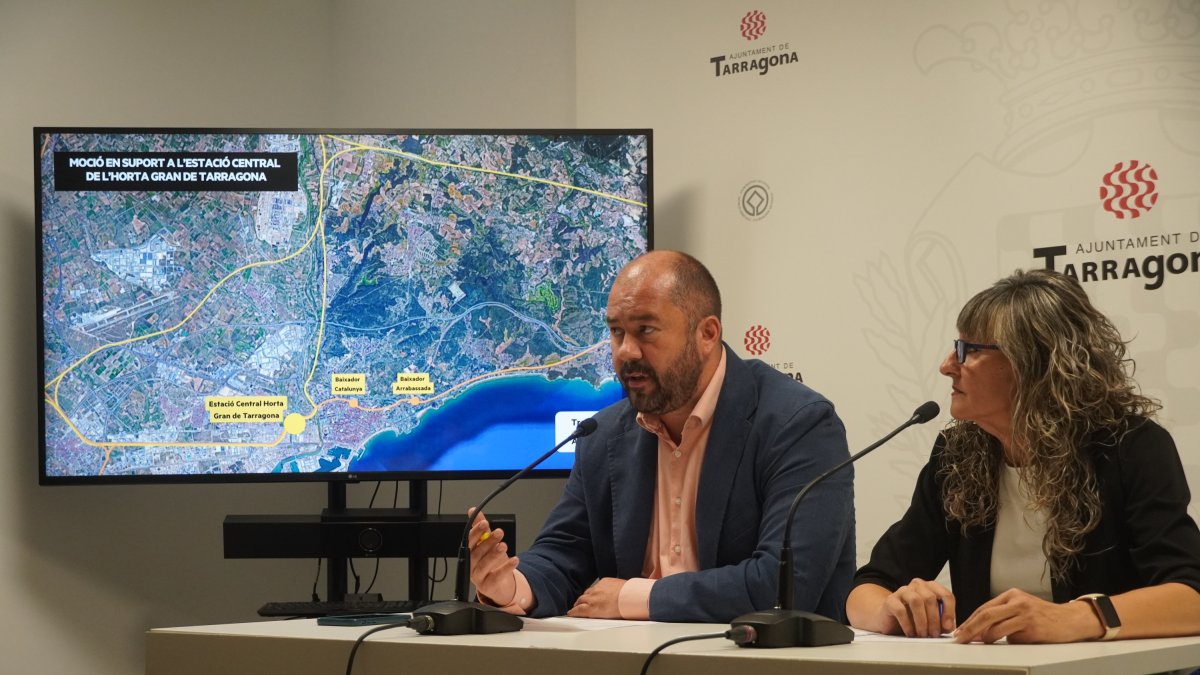 Xavi Puig y Mary López presentando las mociones de ERC.