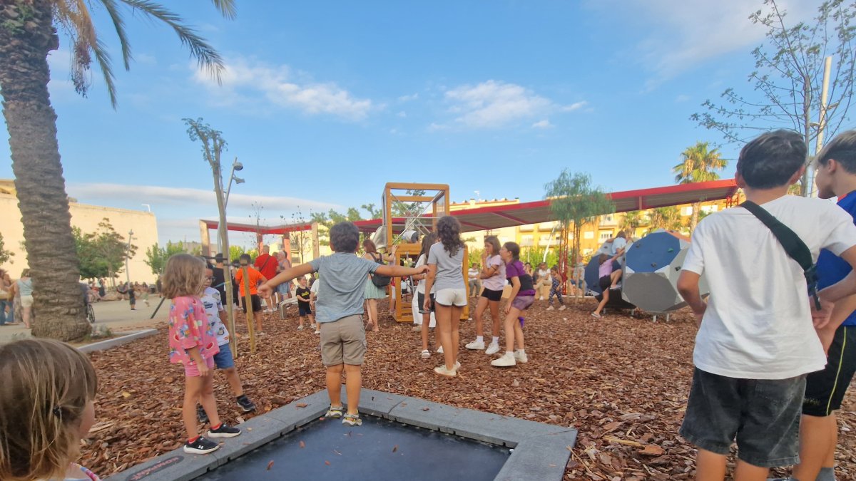 Los niños disfrutando de la nueva plaza de Alcover en su inauguración.