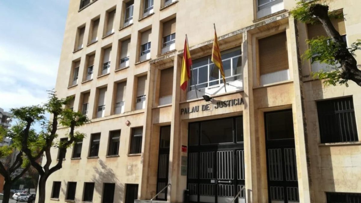 L’acusat hauria intentat desacreditar les famílies denunciants per minimitzar l’impacte de les acusacions.