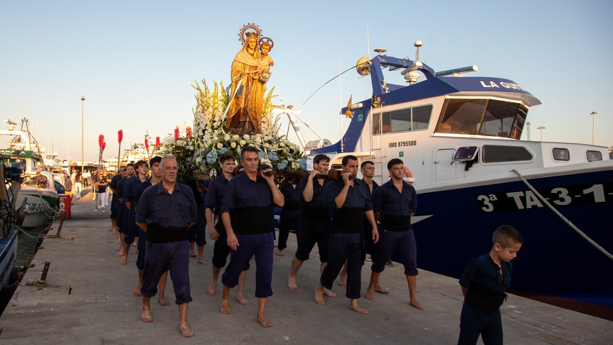 Un instante de la procesión de la Virgen de Carme del Serrallo.