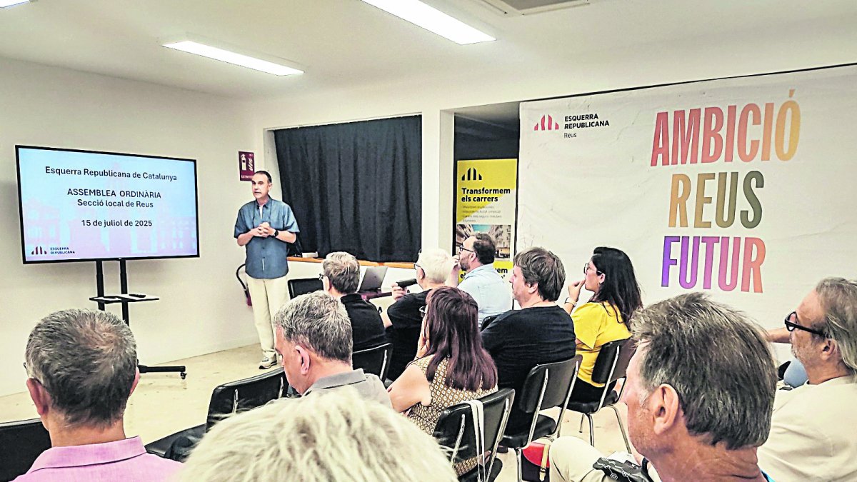Un instante de la asamblea, con Enric Fogàs, que fue ratificado como presidente local.