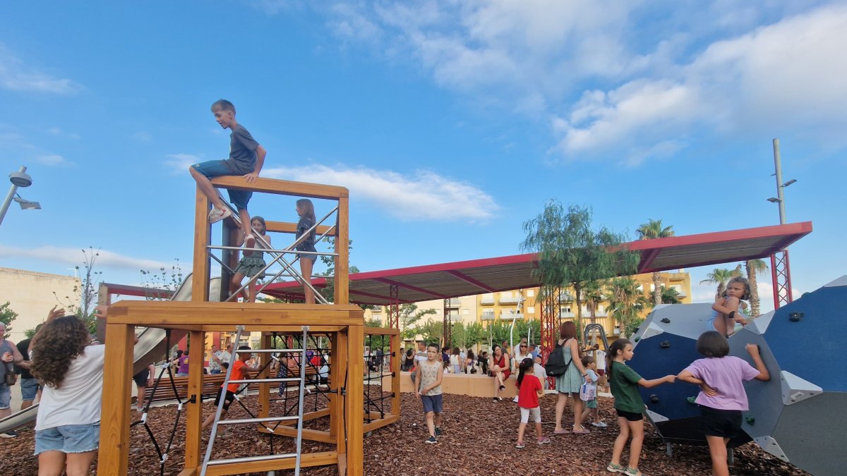 La plaça Lluís Companys es va reobrir amb noves zones d’esbarjo infantil.