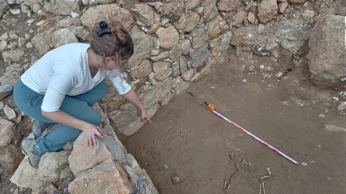 Una arqueóloga muestra uno de los encuentros hechos al yacimiento de Tivenys.