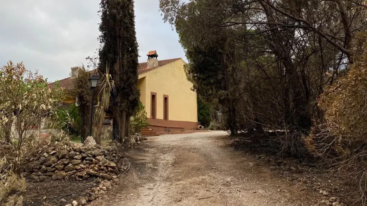 Imatge de l'entorn de La Kolina Casa Rural després de l'incendi que va afectar el Baix Ebre.