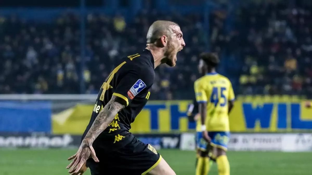 Fran Vèlez celebrant un gol a la Superlliga Grega amb l'Aris de Salònica.