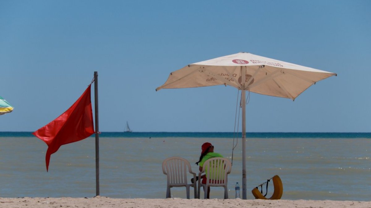 Platja amb el bany prohibit senyalitzada amb bandera vermella