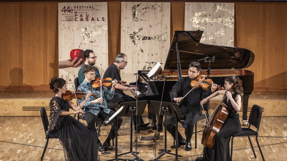 El quinteto encabezado por Alexander Lonquich interpretando la obra de Dvořák, en el Auditorio Pau Casals. El concierto incluyó también obras de Haydn y Mendelssohn.