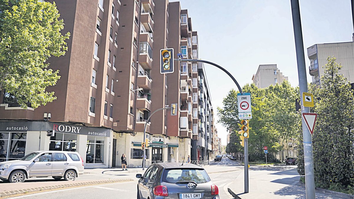 Fotografia d’arxiu d’un vehicle accedint a l’espai que estarà restringit per la Zona de Baixes Emissions.
