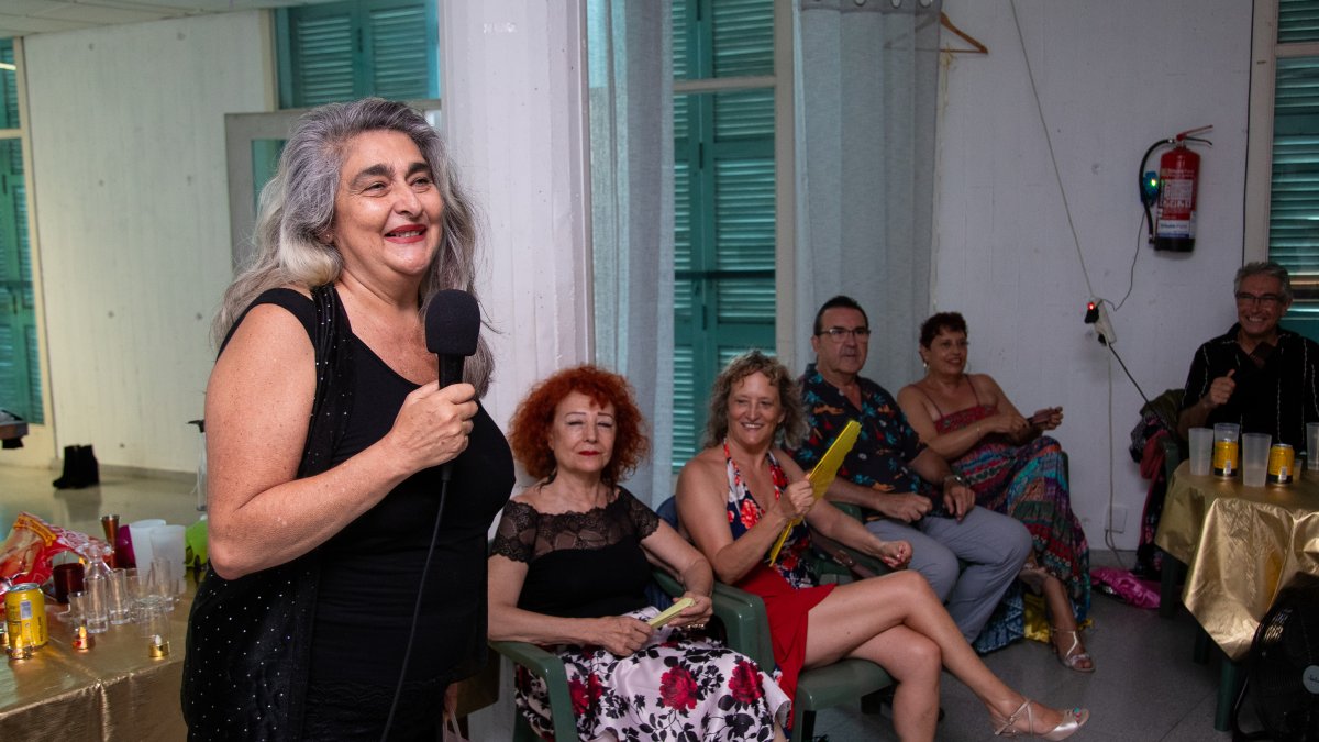 Cristina Pérez, durante la milonga de despedida, rodeada de amigos y milongueros habituales.