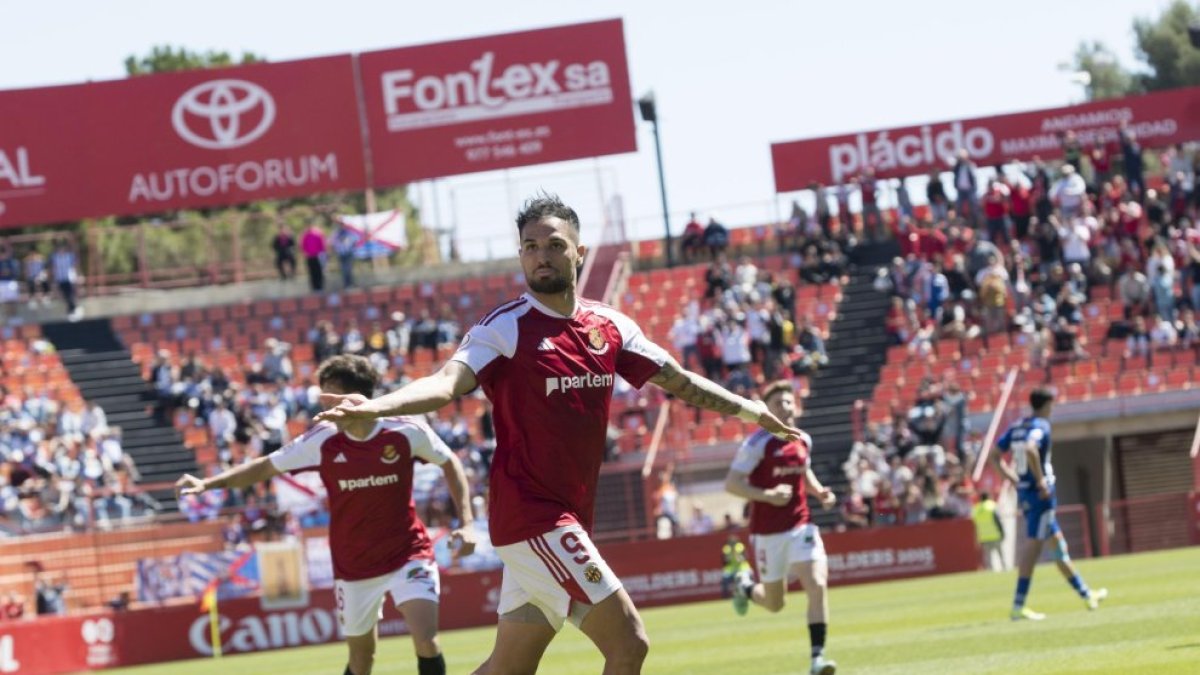 El jugador del Nàstic, Antoñín Cortés, celebrant el seu gol contra la Ponferradina.