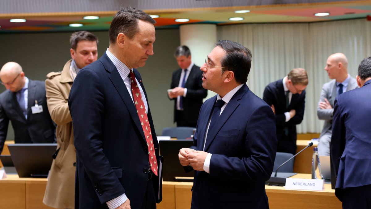 El ministro de Asuntos Exteriores del gobierno español, José Manuel Albares, conversando con su homólogo polaco, Radoslaw Sikorski.