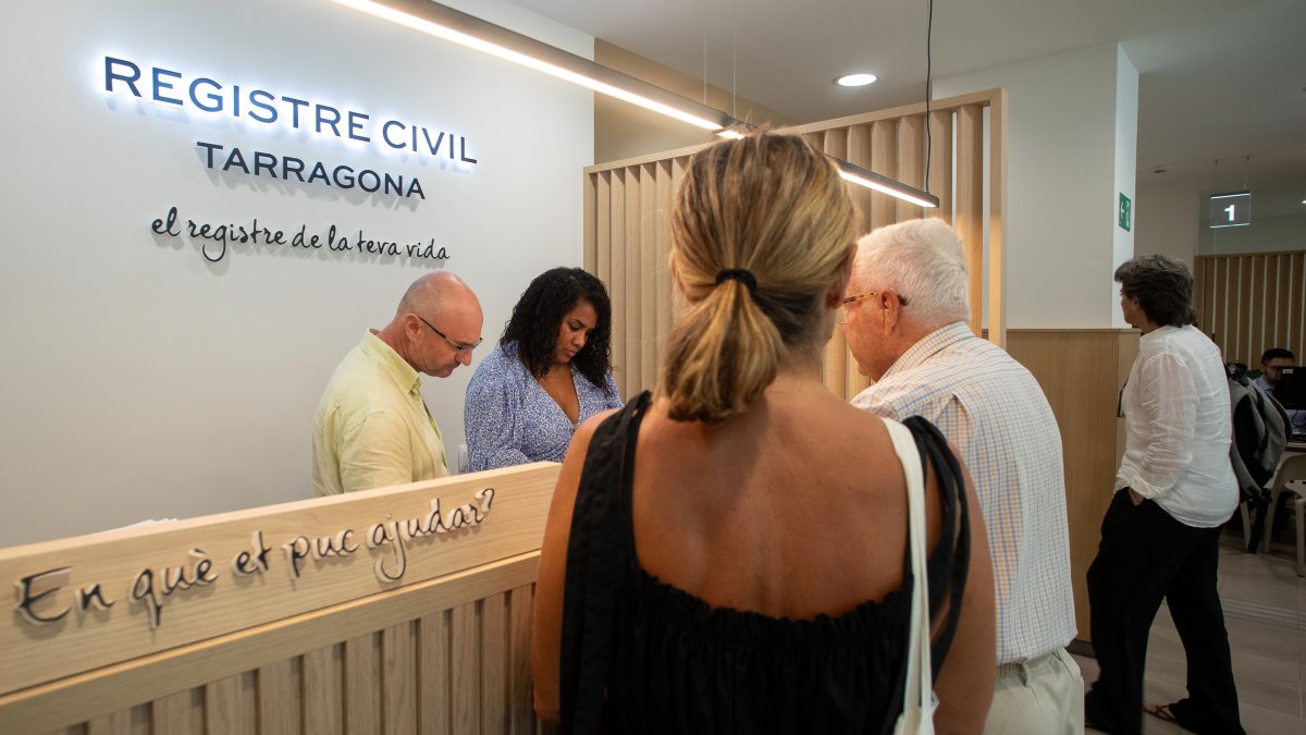 Imagen de la mesa de información en la entrada del renovado Registro Civil de Tarragona.