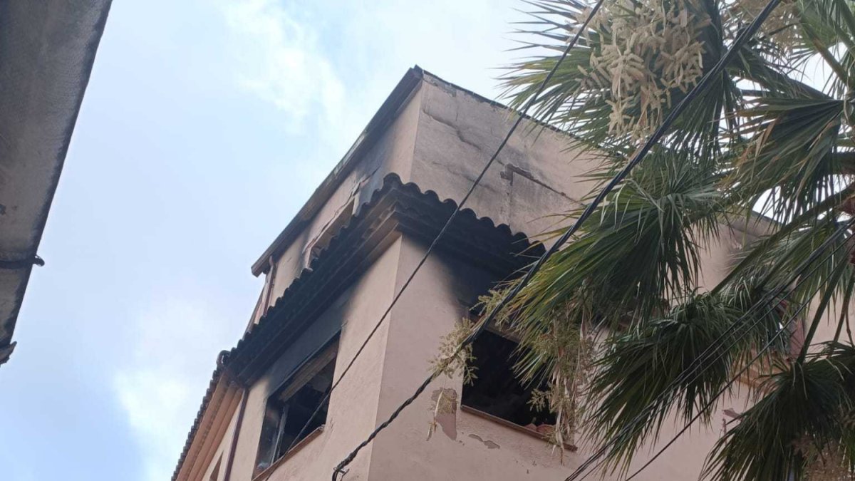 L'edifici ocupat afectat per l'incendi es troba precintat.