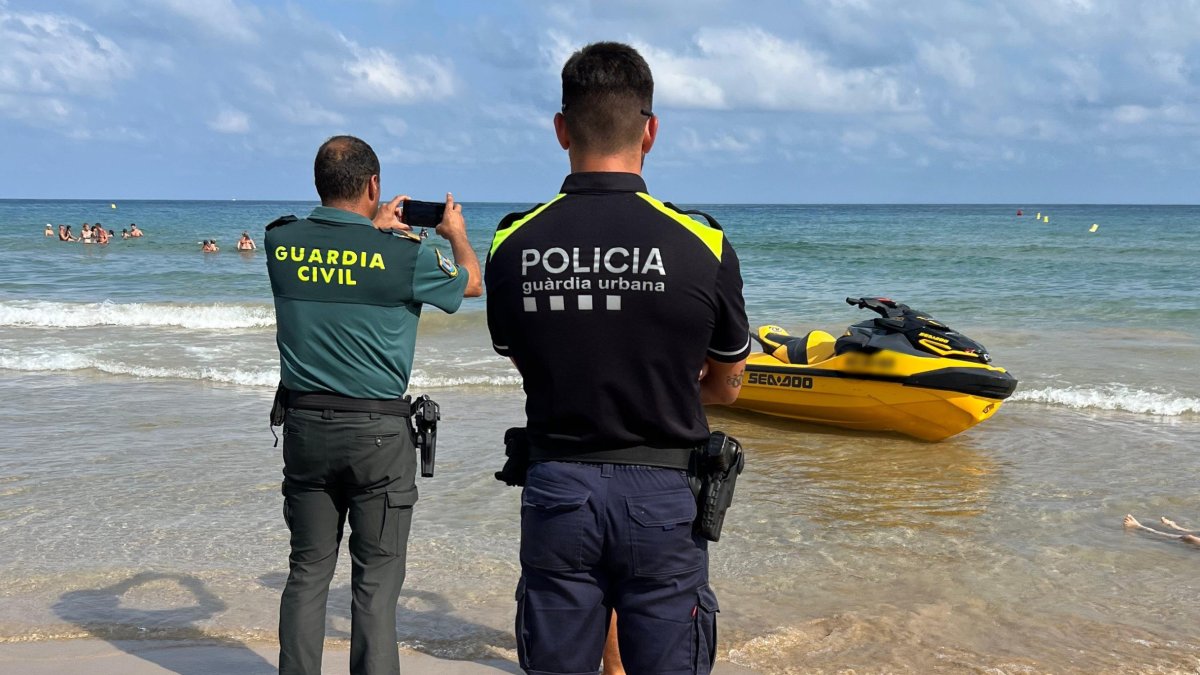 Un instante del operativo policial para controlar los conductores de motos de agua.