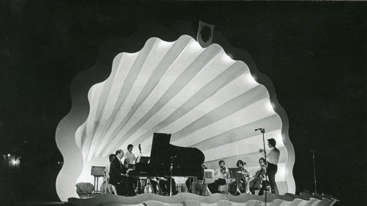 El primer escenario del FIMC, conocido popularmente como 'La concha’, en un concierto de 1977.