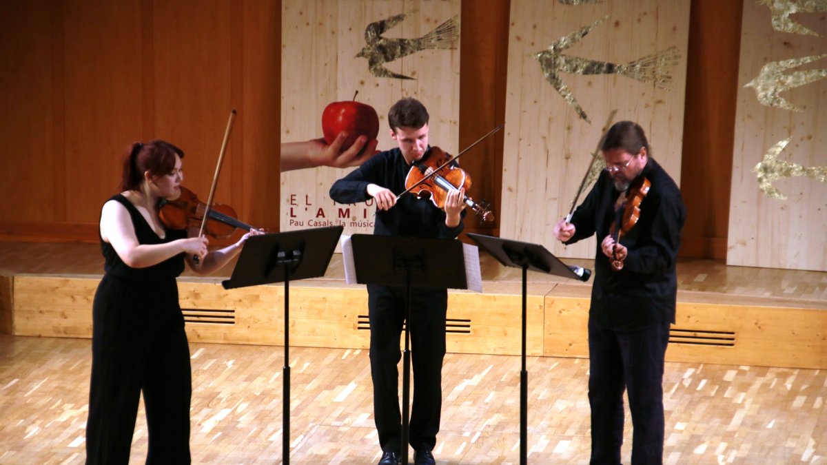 Els músics Alena Hove, Josef Hundsbichler i Alexander Janiczek actuant en l'últim concert del 44è Festival Internacional de Música Pau Casals.