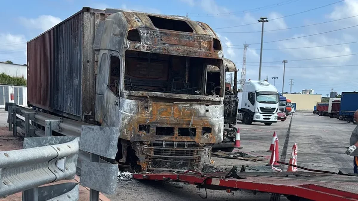 Imagen del camión calcinado.