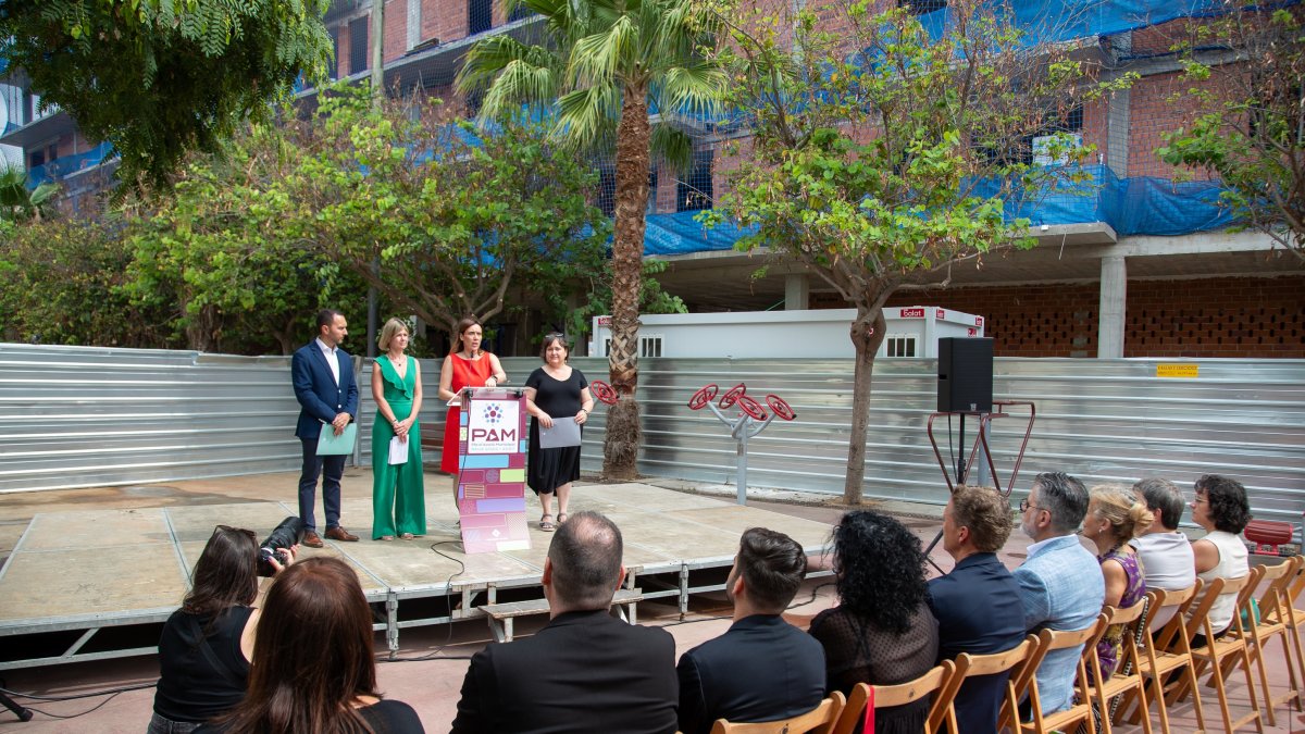 L’alcaldessa, Sandra Guaita, i els regidors Rubio, Llauradó i Flores, revisant el compliment del PAM, amb els companys de govern municipal escoltant-los.
