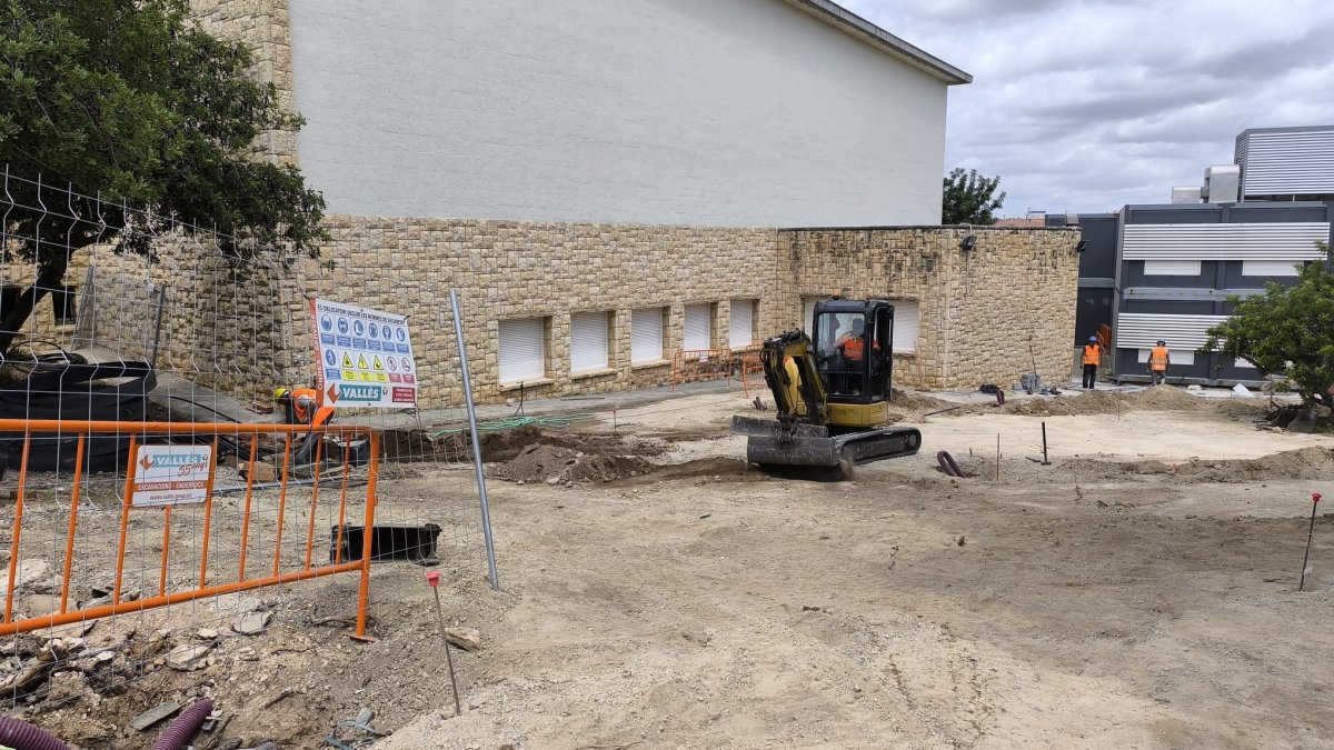 4181_516 Unos operarios trabajan en las obras de la sede del Baix Penedès de la Universidad Rovira y Virgil