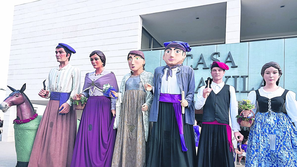 El gegants i gegantons són protagonistes de gimcanes i ballades.