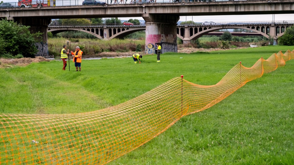Els tècnics iniciant les obres de renaturalització del riu Francolí.