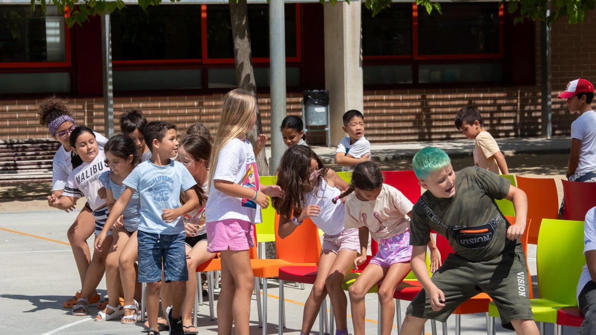El programa 'Convive el verano' se desarrolla en la Escola Mowgli, entre otros espacios.
