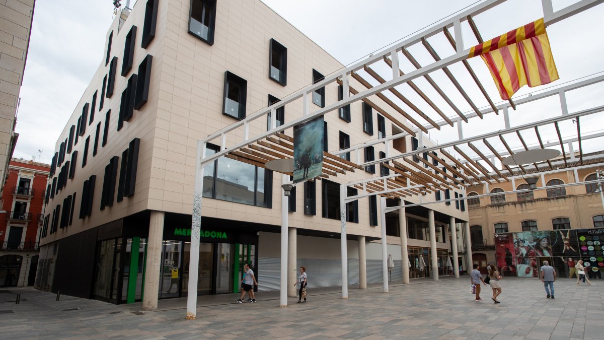Estado actual del edificio que acogerá el hotel, situado en la plaza de Evarist Fàbregas i Pàmies.
