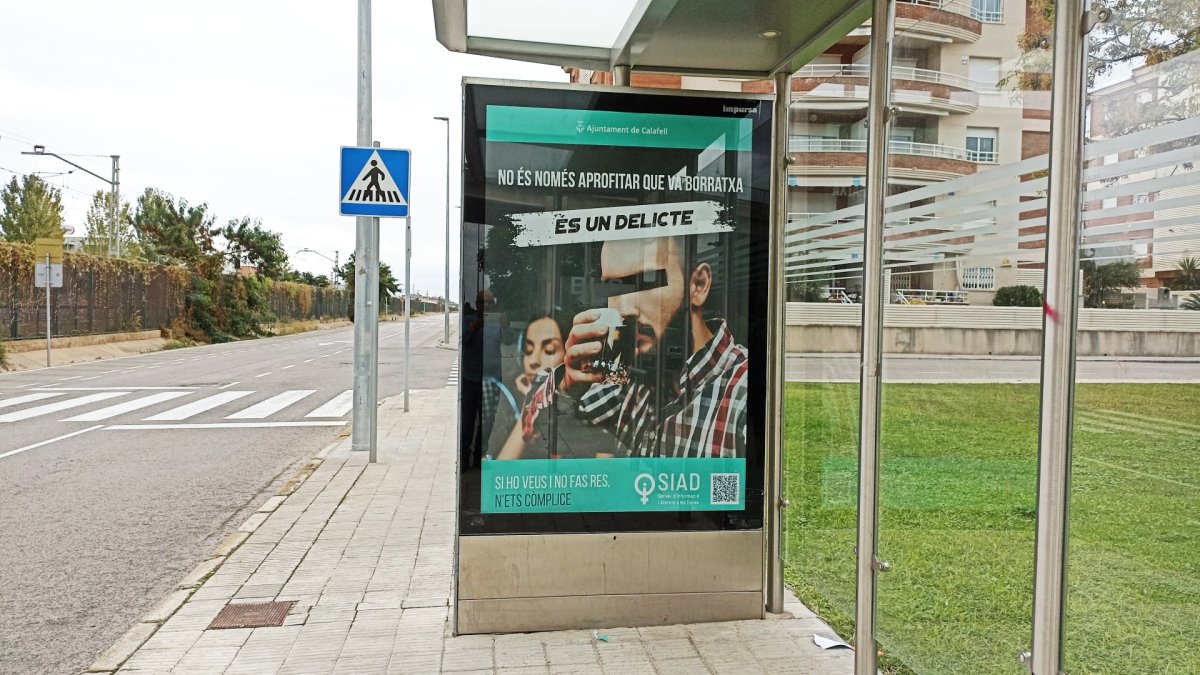 Imatge d'un dels cartells de la campanya instal·lat a Calafell.