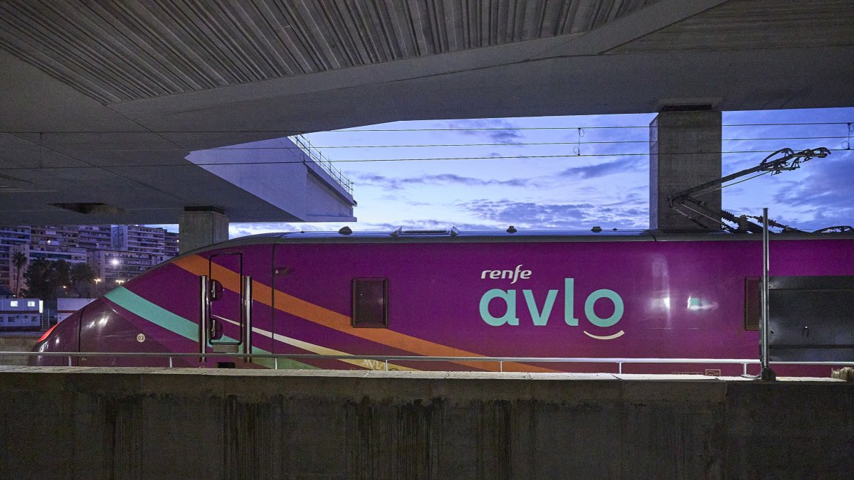 Un tren AVLO circula por el interior de la infraestructura de la estación de La Sagrera de Barcelona.
