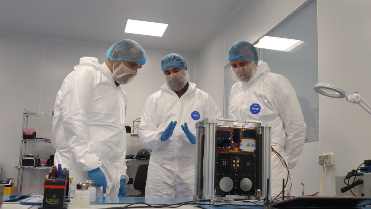 El consejero|conseller de Presidencia, Albert Dalmau, con el fundador de Open Cosmos, Rafael Jordà, delante del nanosatèl·lt 6gStarLab