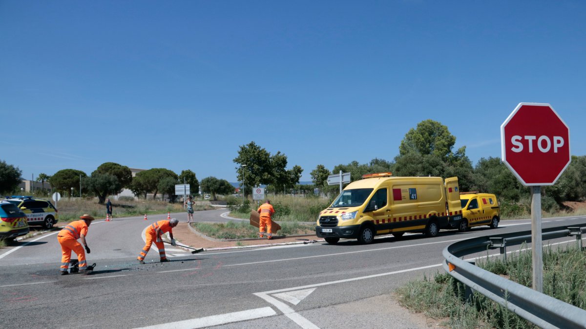 Trabajadores de carreteras del estado trabajan después de un accidente mortal, búsqueda de una señal de stop para acceder a una de las entradas de Montbrió del Camp.