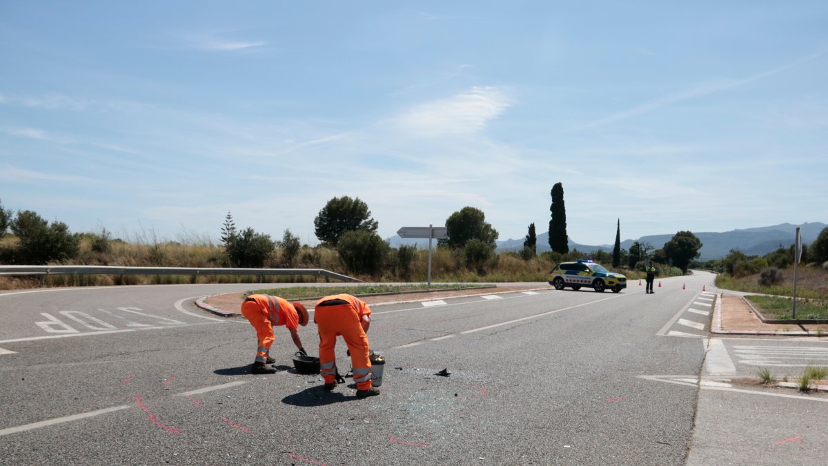Treballadors de carreteres de l'estat, a l'accident mortal d'un motorista a la T-310 a Montbrió.