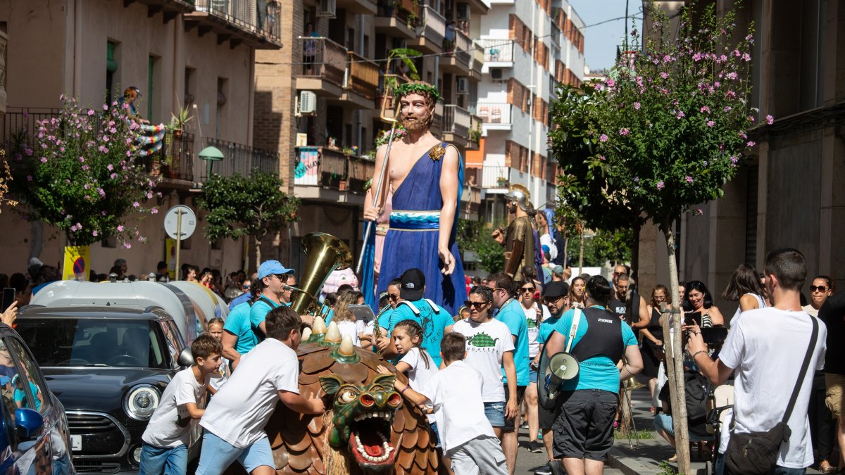 El pasacalle llenó de fiesta y música las calles del barrio.