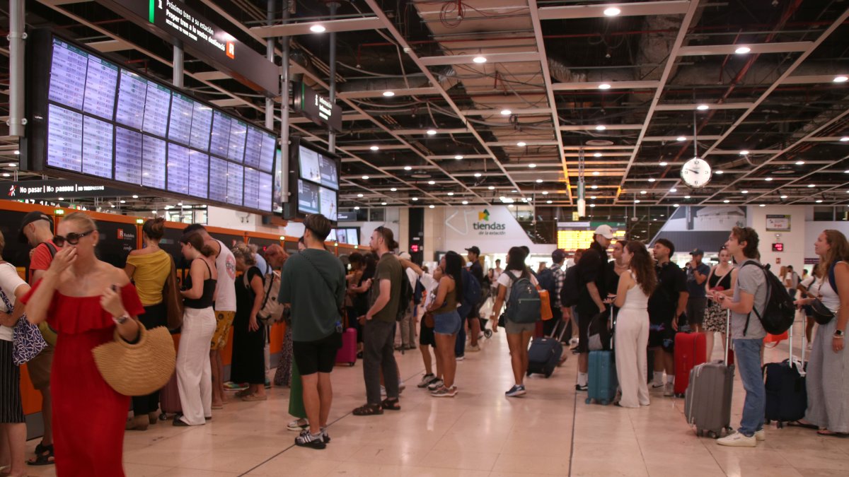 Imagen de archivo de gente acumulada en la estación de Sants.