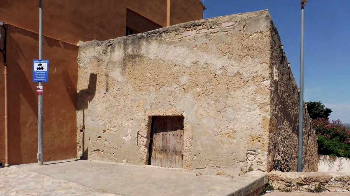 La Paliza de Jordi se ubica delante del antiguo Hospital de Peregrinos.