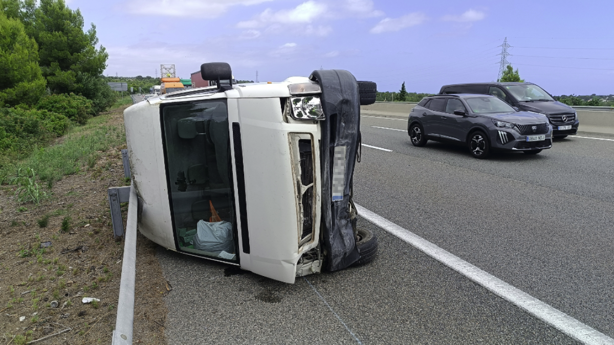 Imatge del vehicle accidentat a l'AP-7 a Roda.