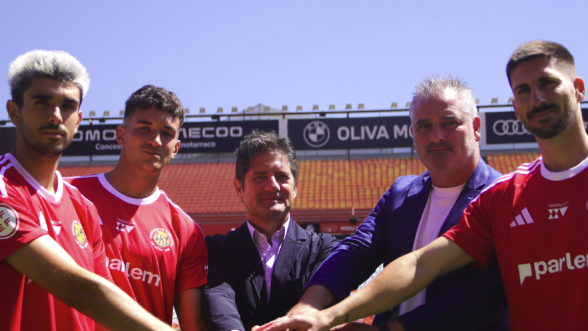 Les noves incorporacions, Mángel Prendes, David Alba i César Morgado amb el president lluís Fábregas i el director esportiu Noe Calleja.